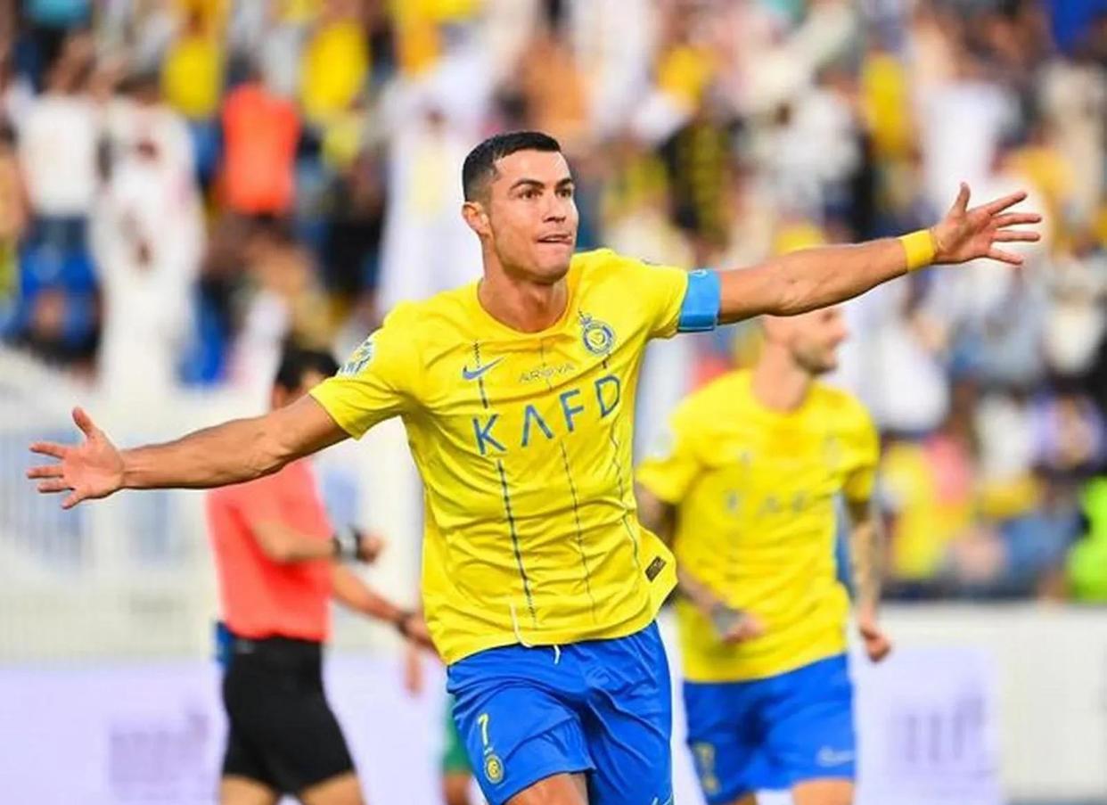 智利完胜巴萨，C罗点燃赛场