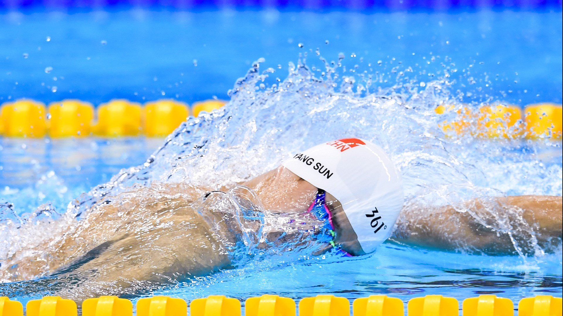 赛道上的独舞者，班凯罗在F1街道赛之夜的攻防统治